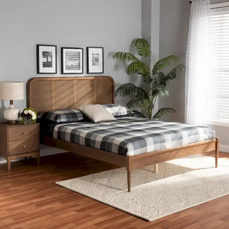 Cama de plataforma de nogal y fresno marrón de mediados de siglo con cabecero de ratán tejido – Matrimonial / Queen / King