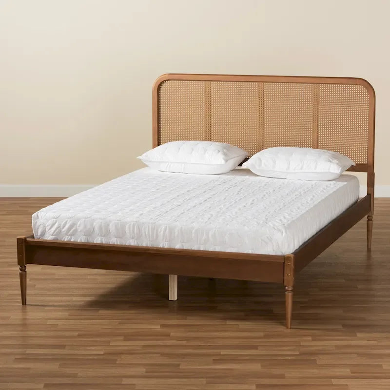 Cama de plataforma de nogal y fresno marrón de mediados de siglo con cabecero de ratán tejido – Matrimonial / Queen / King