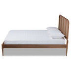 Cama de plataforma de nogal y fresno marrón de mediados de siglo con cabecero de ratán tejido – Matrimonial / Queen / King